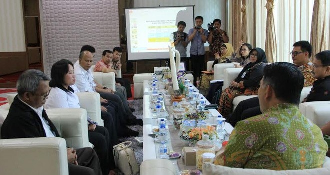 Presentasi langsung dari Wali Kota Jambi terkait kemajuan Koperasi dan Usaha Mikro Kecil dan Menengah (UMKM) di Kota Jambi.