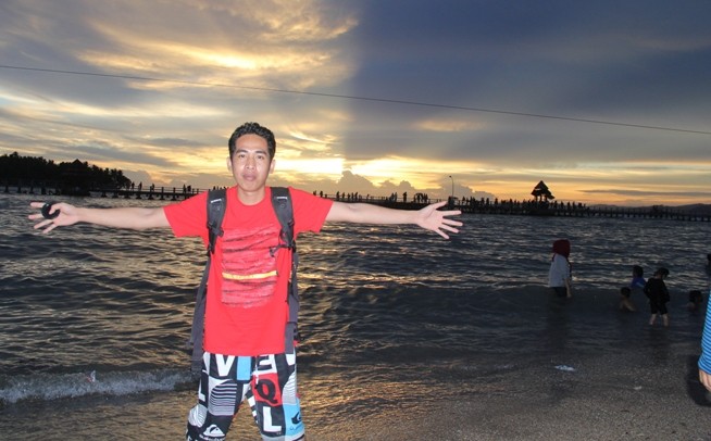 Pantai Carocok, salah satu objek wisata di Pesisir Selatan yang sering dikunjungi warga dari Kerinci dan Sungai Penuh saat liburan tiba