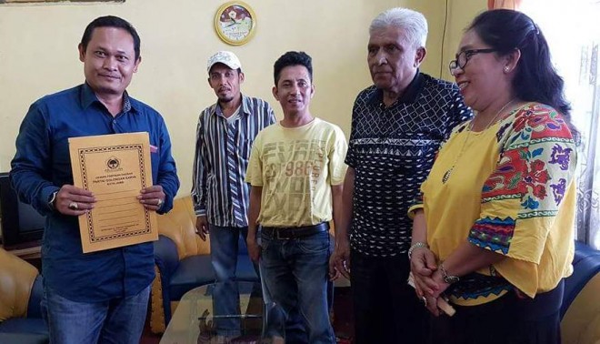 Kader Golkar Joni IM saat mengambil formulir pendaftaran kandidat ketua DPD II Golkar Kota Jambi Jumat sore (3/6)