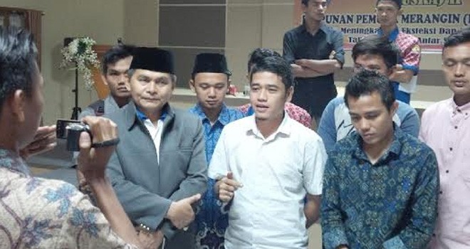 Ketua HPM Jambi, Arozi Ruski (Tengah Baju Putih) saat diwawancarai awak media.