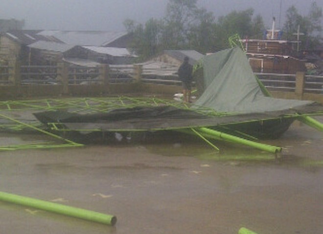 Tenda yang ambruk d Tungkal