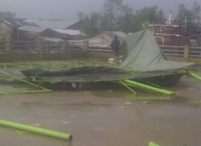 Tenda yang dipasang Pemkab Tanjab Barat di lokasi pasar bedug ambruk ditiup angin 