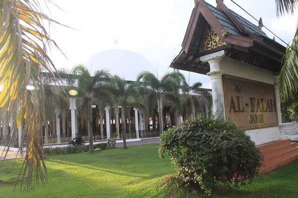 Jelang datangnya bulan suci Ramadan, masjid agung Alfalah mulai melakukan berbagai persiapan. Termasuk mengundang tahfiz alquran untuk menjadi imam tarawih.