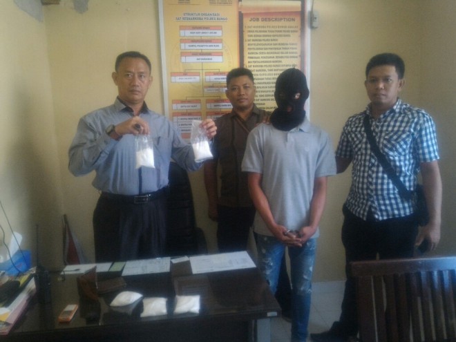 Tersangka (pakai sebo) dan barang bukti