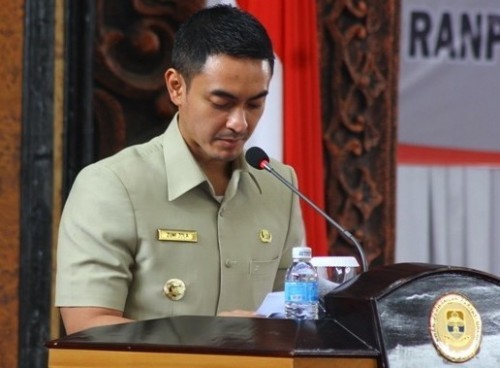 Gubernur Jambi, Zumi Zola Zulkifli.