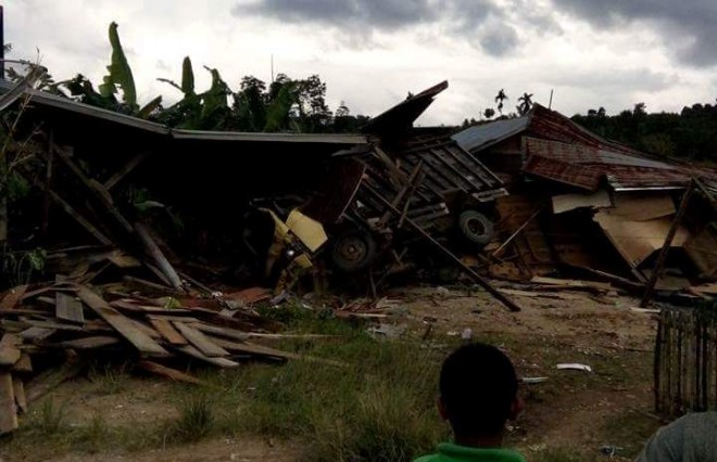 Dua unit rumah yang ambruk diseruduk truk di Bedeng XII