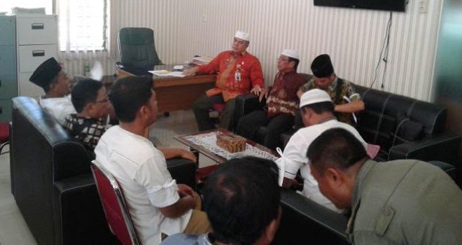 Walikota Jambi, Staff Ahli Bidang Pembangunan Walikota Jambi, Yan Ismar mengajak perwakilan pendemo.