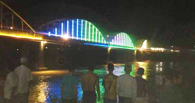 Warga yang melakukan pencarian terhadap korban tenggelam