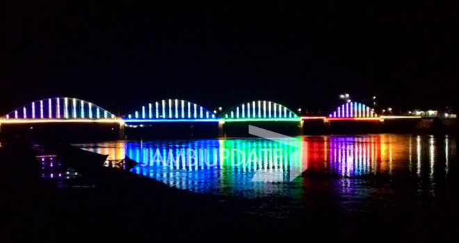 Warga yang tengah melakukan pencarian terhadap korban yang tenggelam.