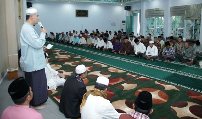 Wali Kota Jambi H. Syarif Fasha mengundang tokoh masyarakat, tokoh Agama, serta juga ibu-ibu BKMT berbuka puasa bersama di rumah dinasnya, Griya Mayang, Kamis, (9/6).