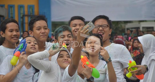 Kelulusan di SMPN 1 Kota Jambi dilakukan secara unik dan kreatif mengangkat tema Spena Calour Festival