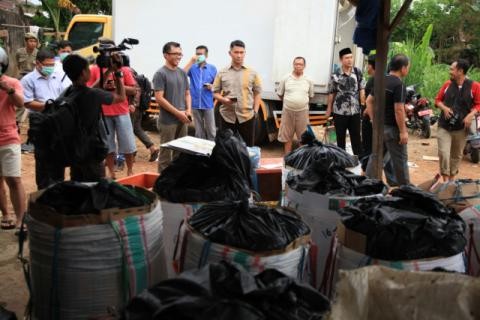 Wako Fasha bersama aparat kepolisian saat menggrebek gudang penyimpanan daging babi ilegal 