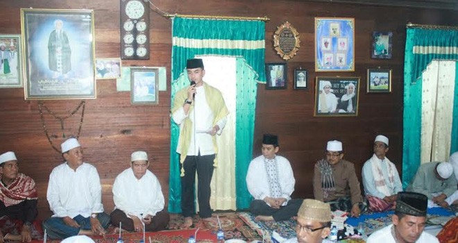 Silaturahmi dan Shalat Tarawih dengan Warga Kampung Nelayan, Zola Berikan Bantuan untuk Mesjid Ittifaqul Muslimin dengan Uang Pribadi Sebasar ini