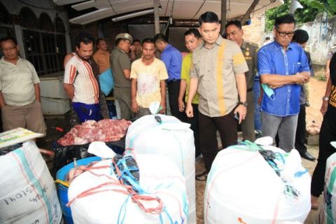 Wako Fasha bersama aparat kepolisian saat menggrebek gudang penyimpanan daging babi ilegal 