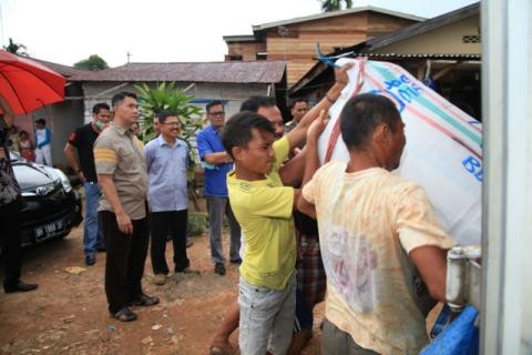 Wako Fasha bersama aparat kepolisian saat menggrebek gudang penyimpanan daging babi ilegal 