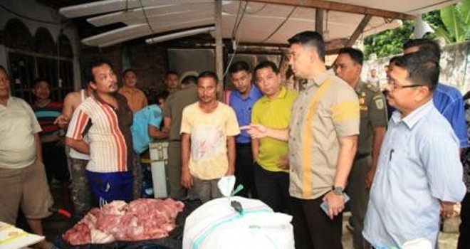 Wako bersama aparat kepolisian menggerebek penyimpanan daging babi.