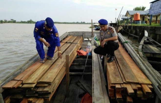  6 kubik kayu olahan yang tidak dilengkapi dokumen disita Satpolair Polres Tanjab Timur