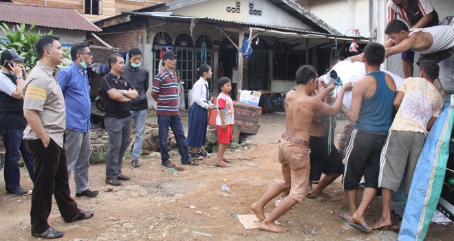 Wali Kota Jambi Syarif Fasha saat melakukan pengrebekan.