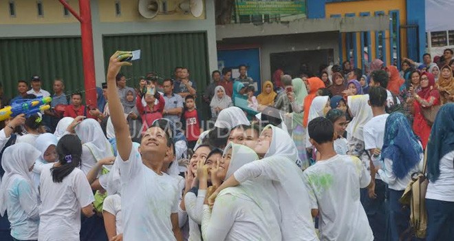Kelulusan di SMPN 1 Kota Jambi dilakukan secara unik dan kreatif.