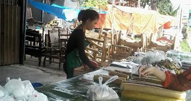 Pedagang Lemang Bambu saat menjajakan makanan khas Ramadan ini kepada pembelinya.