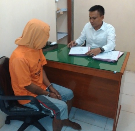 Tersangka M Yamin saat diamankan di Polsek Telanaipura