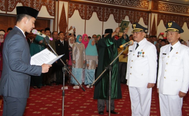 Gubernur Jambi Zumi Zola, secara resmi melantik Bupati dan Wakil Bupati terpilih Bungo, H Mashuri dan Safrudin Dwi Afrianto (Hamas-Apri) periode 2016-2021, Selasa (14/6).