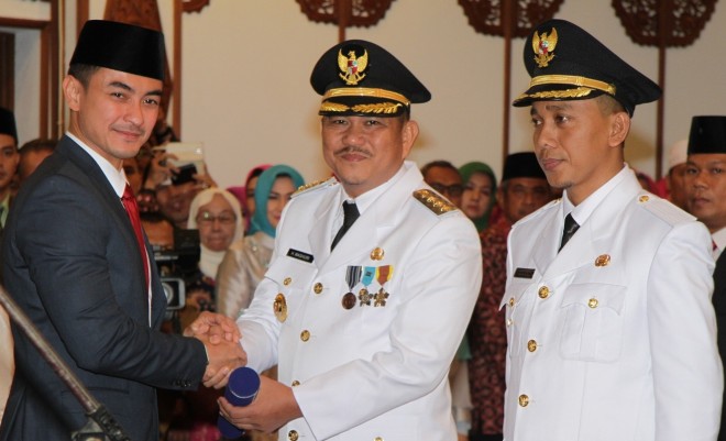 Gubernur Zumi Zola memberi ucapan selamat kepada Bupati Bungo Mashuri usai pelantikan Selasa (14/6)