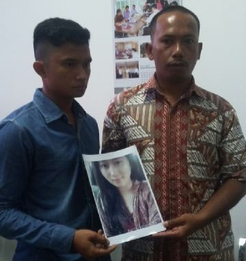 Adik dan paman korban saat memperlihatkan foto korban di Polda Jambi