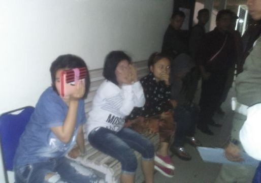 Wanita yang digiring petugas ke kantor Satpol PP Kabupaten Merangin