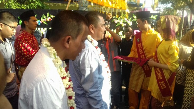 Hamas dan Apri  mendapat kalungan bunga saat menginjakkan kaki di ruma dinas bupati Bungo