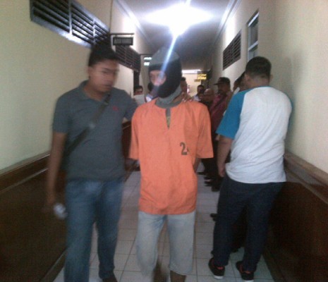 Tersangka Tono saat digiring petugas di Polres Merangin