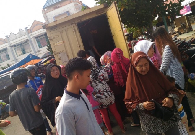 Warga menukarkan kupon Sembako murah 