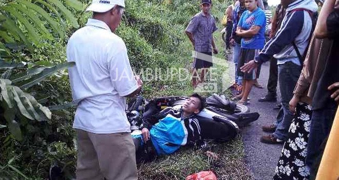 Kondisi salah seorang pengendara setelah terjadi tabrakan adu kambing.