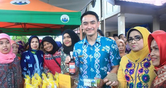 Gubernur Jambi Zumi Zola Zulkifli membuka secara resmi Bazar BKOW Provinsi Jambi, Kamis (16/6).