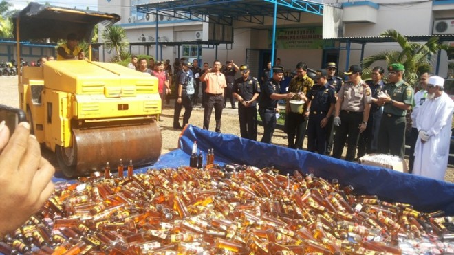  Bea Cukai Jambi melakukan pemusnahan ribuan botol miras dan rokok ilegal (16/6). 