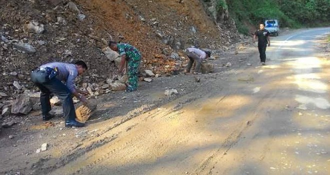 Jalan sungai manau saat lonsor beberapa waktu lalu