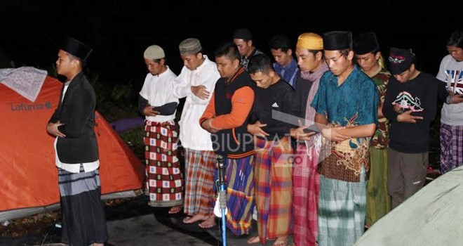 Shalat tarawih tertinggi se Indonesia yang bertempat di puncak Gunung Tujuh Kerinci.