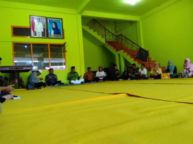 Doa bersama di posko pemenangan IW di Sengeti