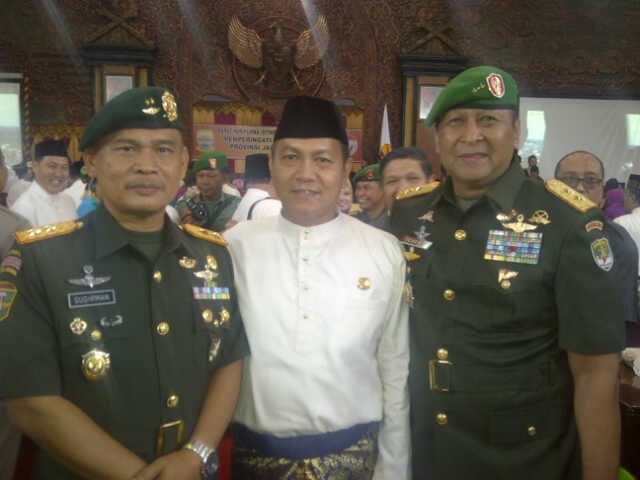 Mayjend Sudirman, Effendi Hatta dan Mayjend Teddy Lakshmana. Sudirman hadir di paripurna HUT Jambi beberapa waktu lalu.