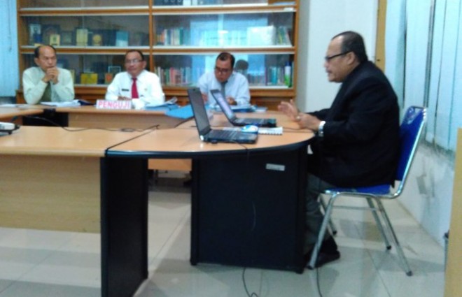 Salah satu peserta presentasi makalah di depan tim penguji