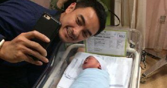 Gubernur Jambi Zumi Zola berselfi bersama putra keduanya.