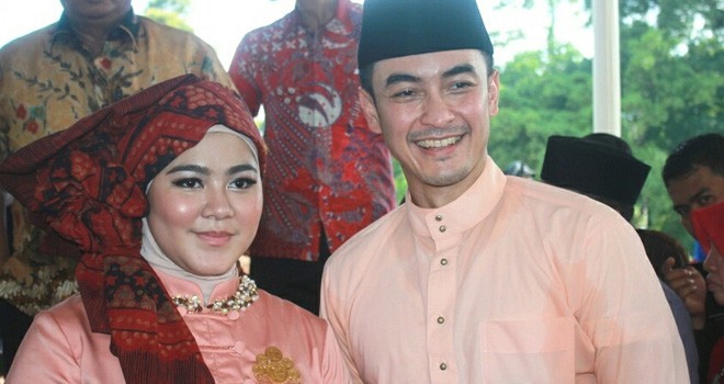 Gubernur Jambi Zumi Zola bersama istri Sherrin Tharia