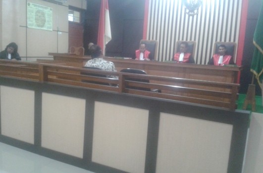 Mantan Kadisdik Provinsi Jambi, Idham Khalid saat mendengarkan putusan hakim Pengadilan Tipikor Jambi