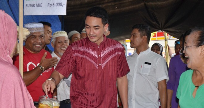 Gubernur Jambi, Zumi Zola, belanja di Pasar Bedug di dekat Perumnas Kota Baru, Kota Jambi. Foto : Jambi Update