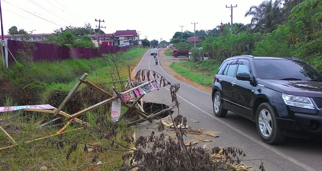 Jalan utama menuju Rimbo Bujang tepatnya di Jalan 9 Kelurahan Wirotho Agung.