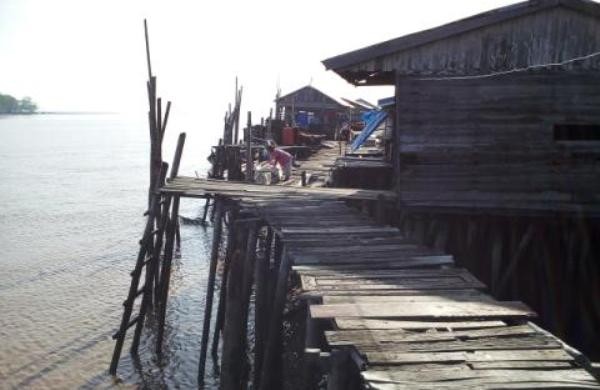  Jalan nelayan dan merupakan jalan alternatif, yang terletak di RT 15 Kelurahan Mendahara Ilir Kecamatan Mendahara