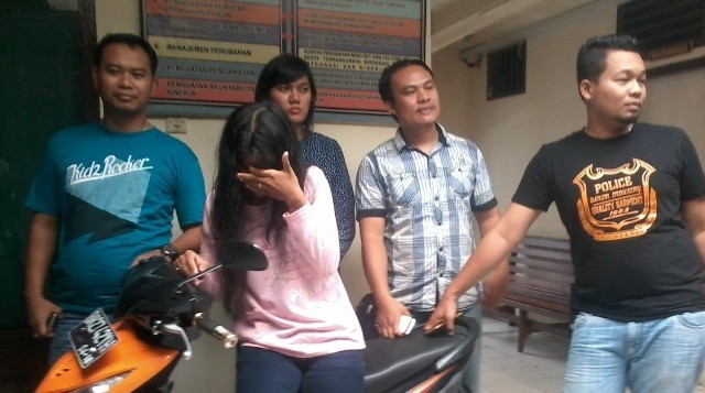 Tersangka Ernawati saat diamankan anggota Polsek Pasar Resta Jambi