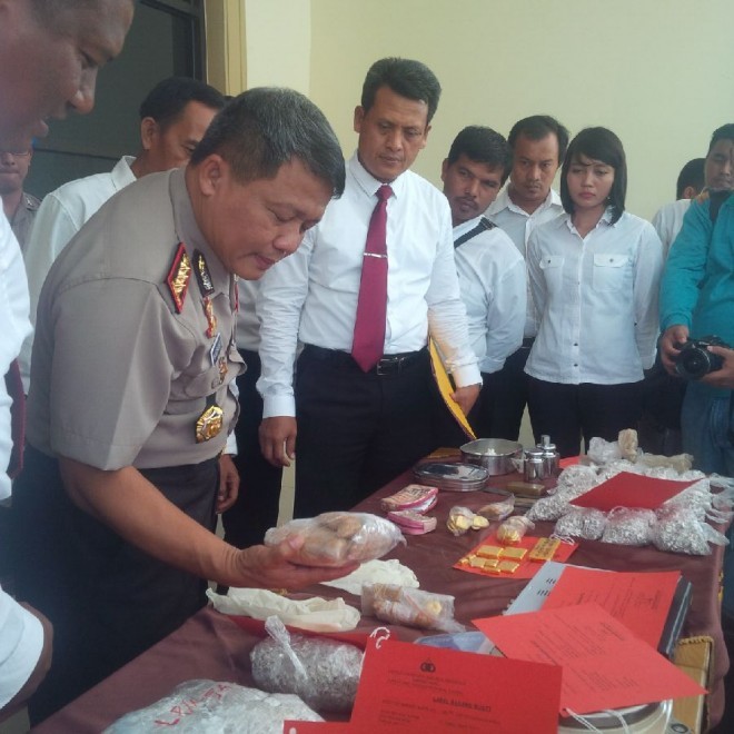 Wakapolda Jambi, kombes Pol Nugroho Aji saat ekspose penangkapan emas di Sarolangun