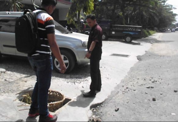 Warga menunjukkan bekas bongkar muat truk pengangkut barang Hypermart di Bungo 