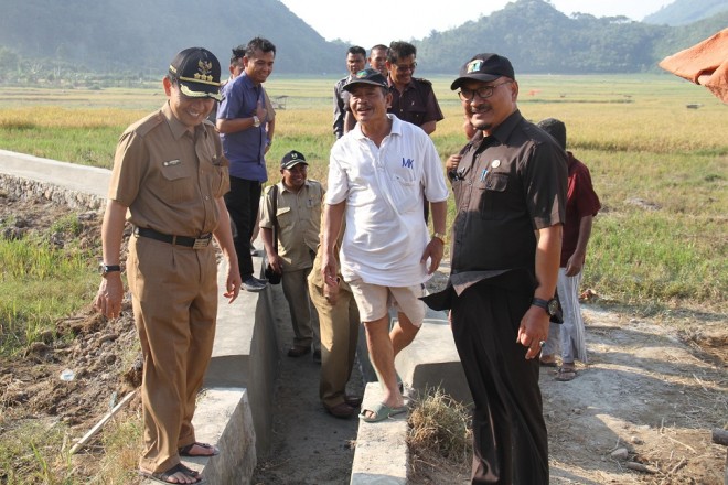 Bupati Kerinci Adi Rozal dan Kadis PU Febrilla Kusnomdo saat meninjau irigasi di Kerinci